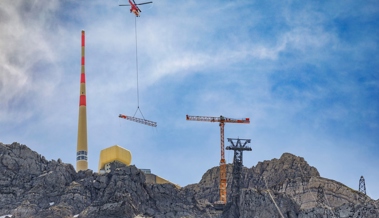 Neue Säntisbahn: So wird der 55 Meter hohe Kran auf dem Berg montiert