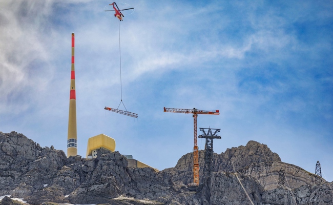 Neue Säntisbahn: So wird der 55 Meter hohe Kran auf dem Berg montiert