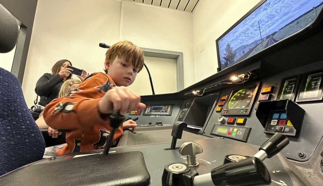 Hebeln und schalten im Lokführerstand-Simulator: Janis gefällt’s.