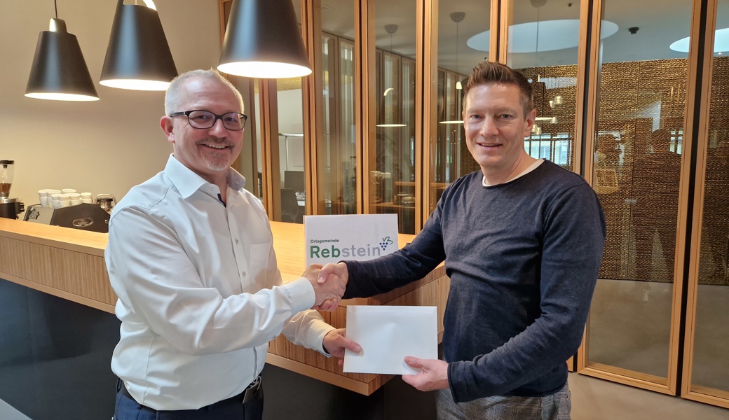 Rebsteins Ortsgemeindepräsident Jürg Hengartner (links) übergibt die Spende an Jens Keel von «A Million Dreams»