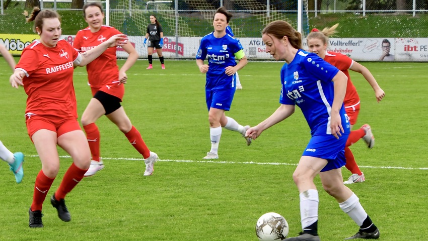 Stürmerin Eva Dietsche (am Ball) ist überzeugt, dass ihr Team den Ligaerhalt schafft: «Wir haben gezeigt, dass wir auf diesem Niveau mithalten können», sagt sie. Stürmerin Eva Dietsche (am Ball) ist überzeugt, dass ihr Team den Ligaerhalt schafft: «Wir haben gezeigt, dass wir auf diesem Niveau mithalten können», sagt sie.