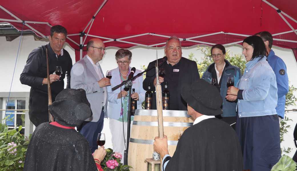 Vertreter und Vertreterinnen von Vinum Berneck, der Politik und der Kirche stossen auf den ersten «Rheintaler Torkelwy» an.