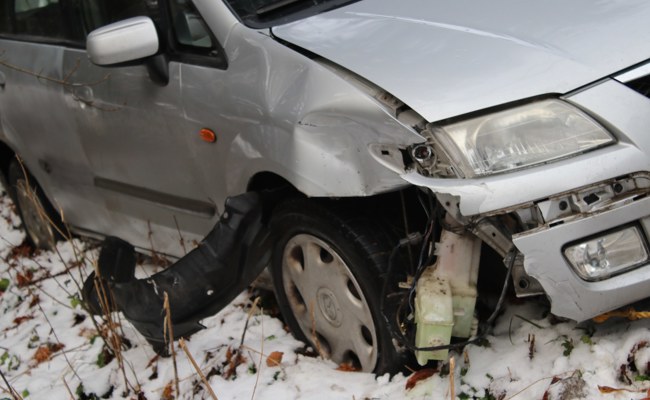 Autofahrer greift nach seinem Handy und verursacht Totalschaden