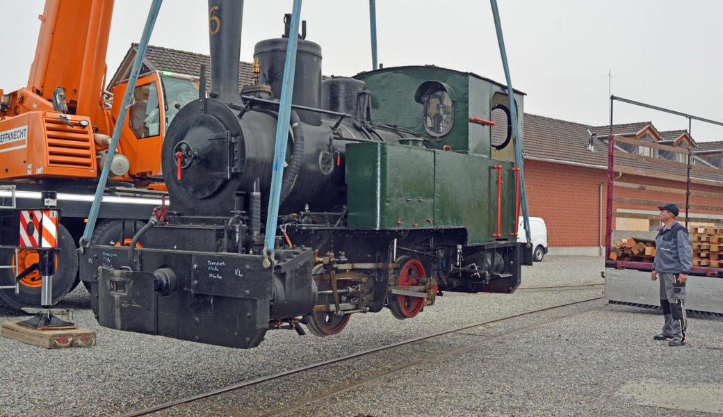 Die Dampflok St. Gallen – Widnau beim Hochheben auf den Tieflader - bereit für die Reise in die Dampflokwerkstätte nach Meiningen in Thüringen.