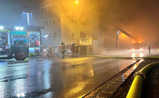Brand in Recyclingbetrieb: Rauch über dem ganzen Ort, Tempo 60 auf der Autobahn