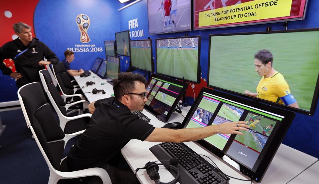 Der VAR - hier an der WM in Russland - hat auch Auswirkungen auf den Fussball in der 3. Liga.