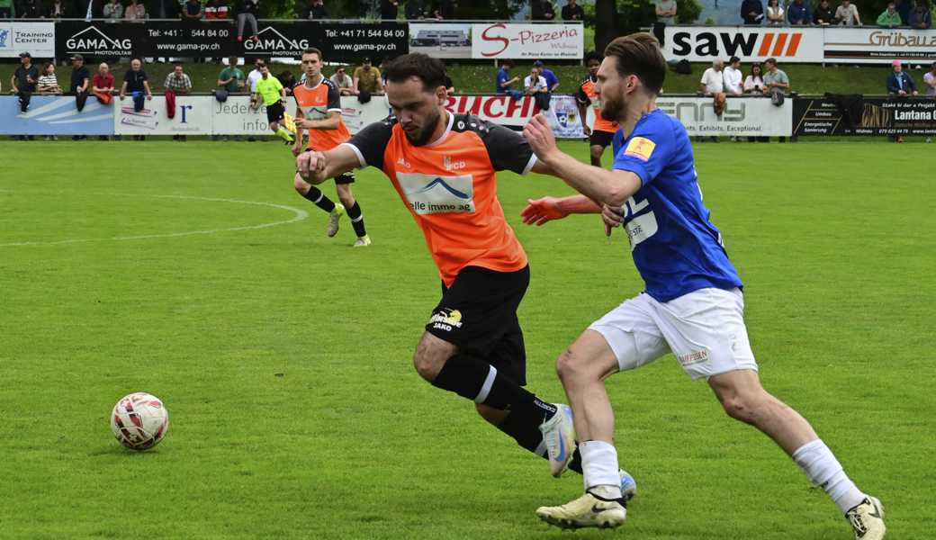 Daniel Lässer (rechts) trug sich zwischen der 41. und der 49. Minute dreimal in die Torschützenliste ein. Nach seinem 4:0 setzte Widnau zum Schaulaufen an.