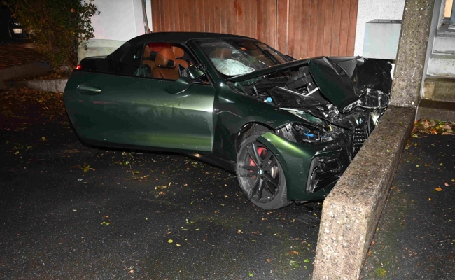 Auto durchbricht Hecke und prallt in ein Wohnhaus