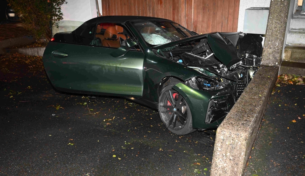 Auto durchbricht Hecke und prallt in ein Wohnhaus