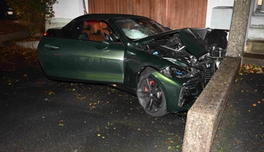 Auto durchbricht Hecke und prallt in ein Wohnhaus Auto durchbricht Hecke und prallt in ein Wohnhaus