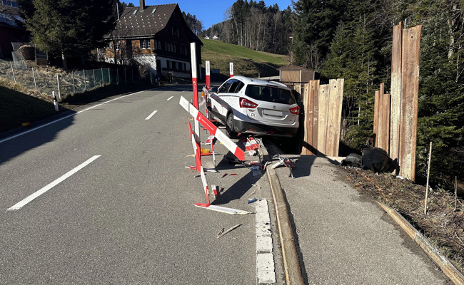 Zwei Autofahrer kamen  von der Strasse ab und verunfallten