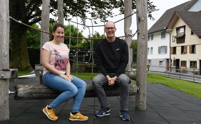 Petra Fluri und Dominik Breu erhalten die Institutio