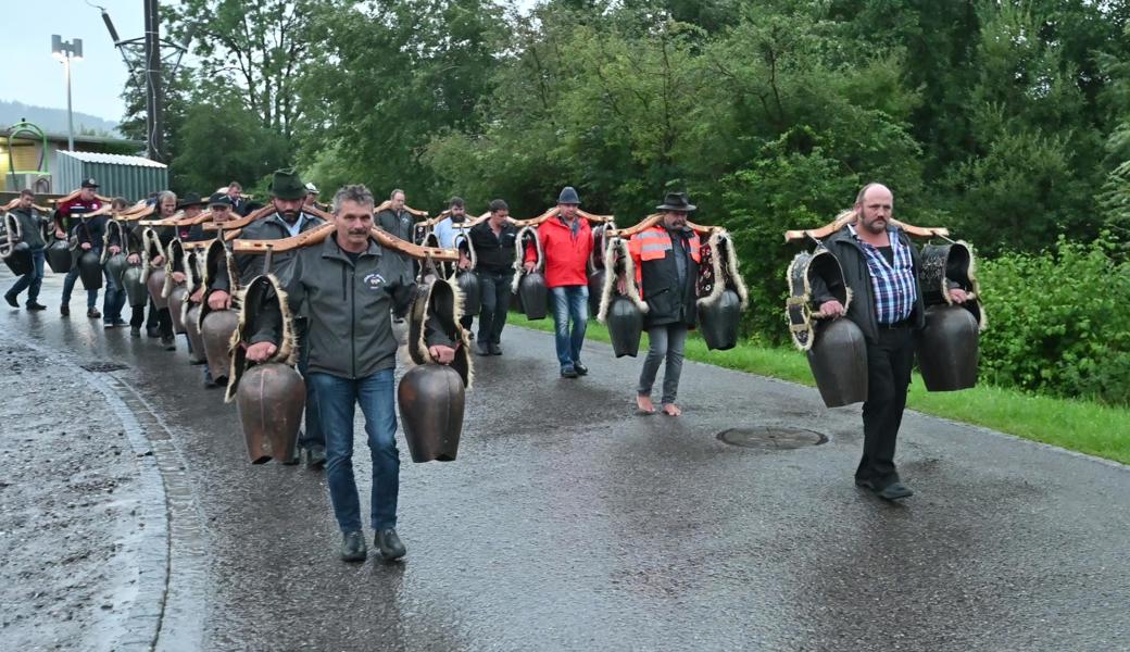 Nicht aus Zucker: Der Schellnerclub Bergfründä probt im Freien, und das sogar bei Regen. Scannt man das Bild mit der App Xtend, kann man ihnen eine kurze Sequenz lang dabei zuschauen.