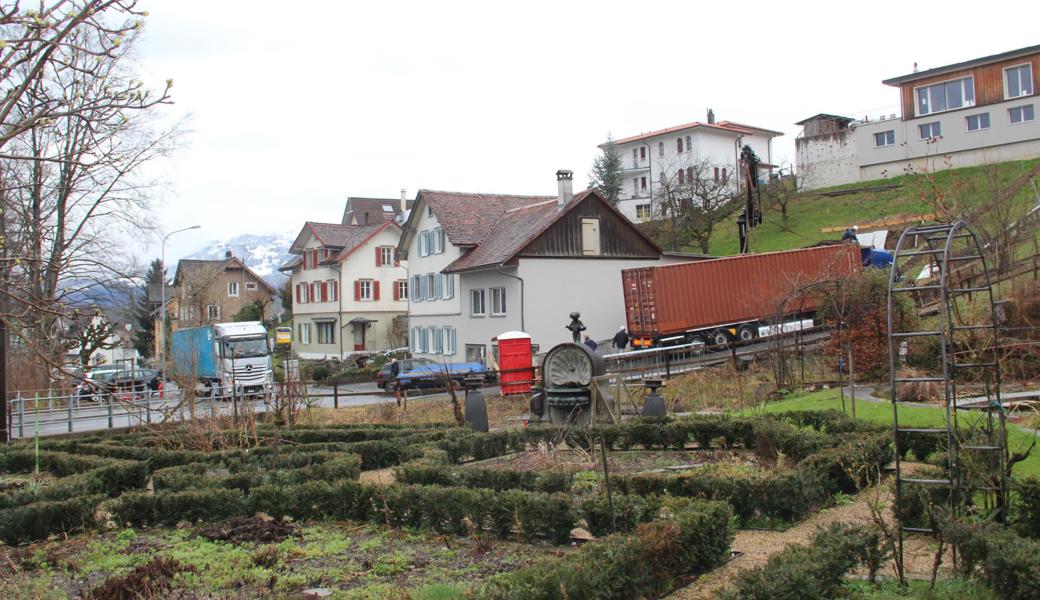Um 10 Uhr wurden drei Container am Montag, 15. März geliefert, am Mittag bildeten sie bereits den ersten Stock des entstehenden Mehrfamilienhauses (mit zwei Wohnungen).