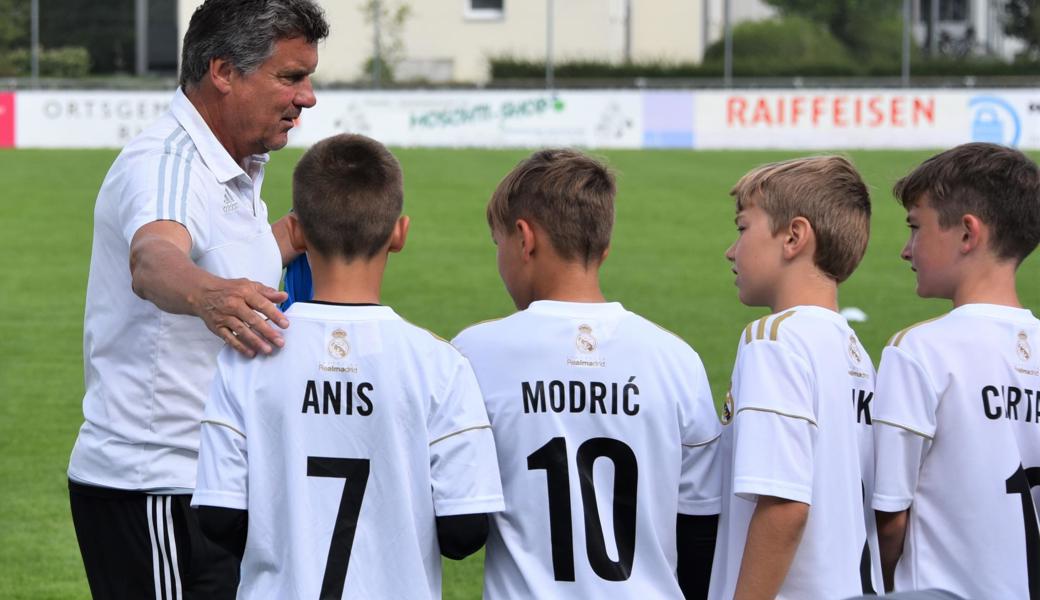 Peter Brosi erklärt den Buben die nächste Übung. Auf deren Trikots steht entweder der eigene Name oder der eines Real-Stars.