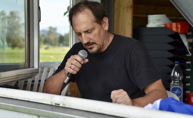 Speaker Daniel Strickler begleitet den Heimsieg gegen Winkeln mit Musik, Durchsagen und «Hopp Reabschta»