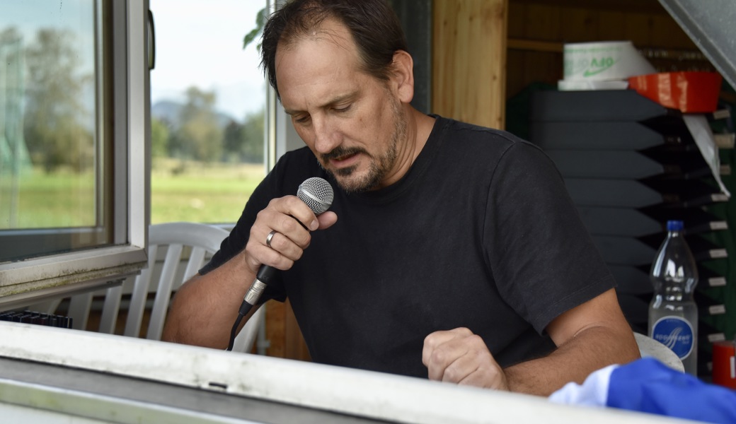 Speaker Daniel Strickler begleitet den Heimsieg gegen Winkeln mit Musik, Durchsagen und «Hopp Reabschta»