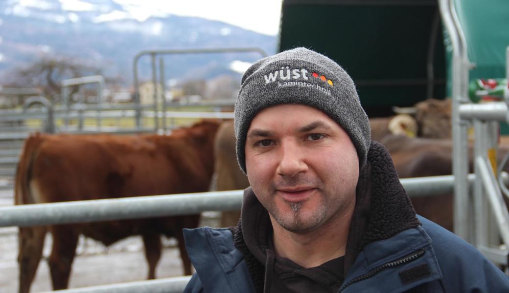 Josef Bont musste 14 Ochsen und Rinder wieder in den Stall bringen, nachdem sie ausgebrochen waren. Der Wind hatte das est verschraubte Absperrgatteraufgedrückt und ihnen freie Bahn nach draussen verschafft.