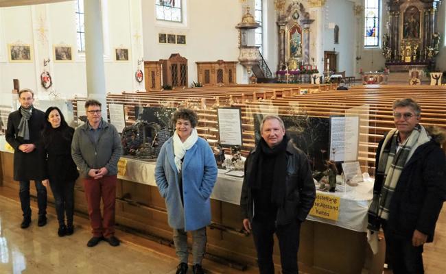 Katechetin stellt mit Figuren Weihnachtsevangelium dar