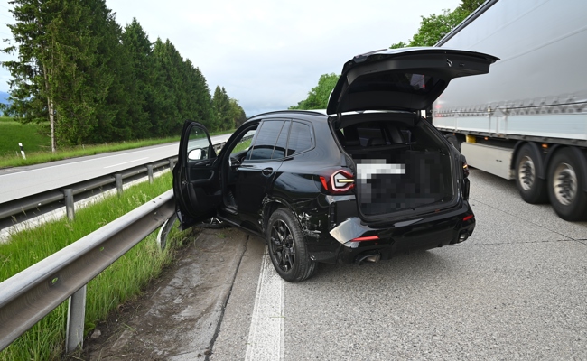 Zwei BMW kollidieren auf der A13, ein Auto prallt in die Leitplanke: Polizei sucht Zeugen