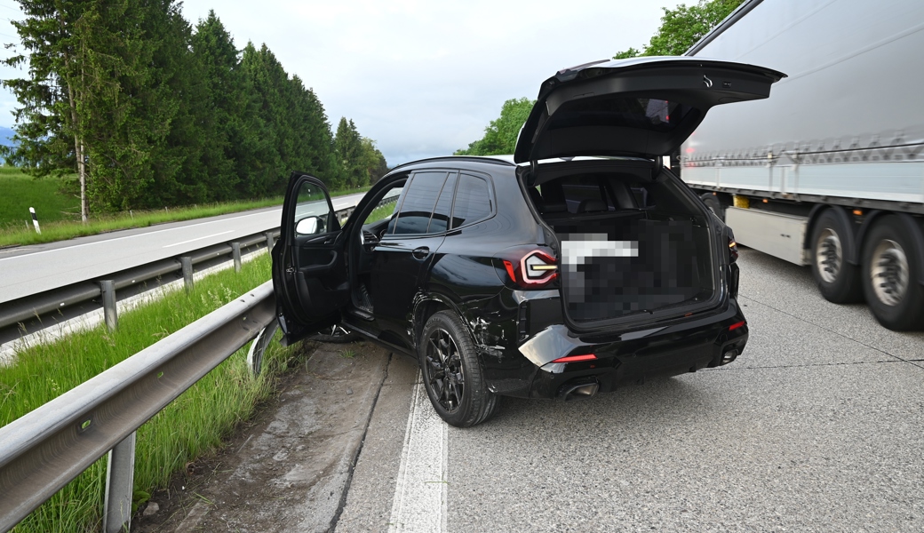 Zwei BMW kollidieren auf der A13, ein Auto prallt in die Leitplanke: Polizei sucht Zeugen
