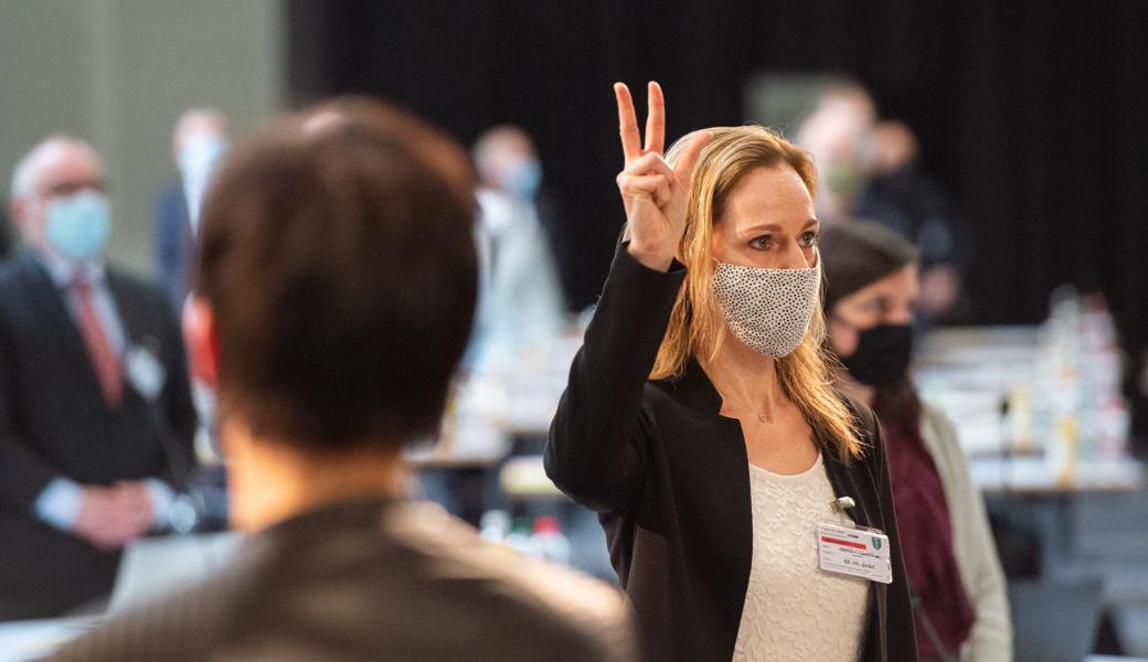 Caroline Gstöhl leistet vor dem Kantonsrat den Amtseid als hauptamtliche Kantonsrichterin.