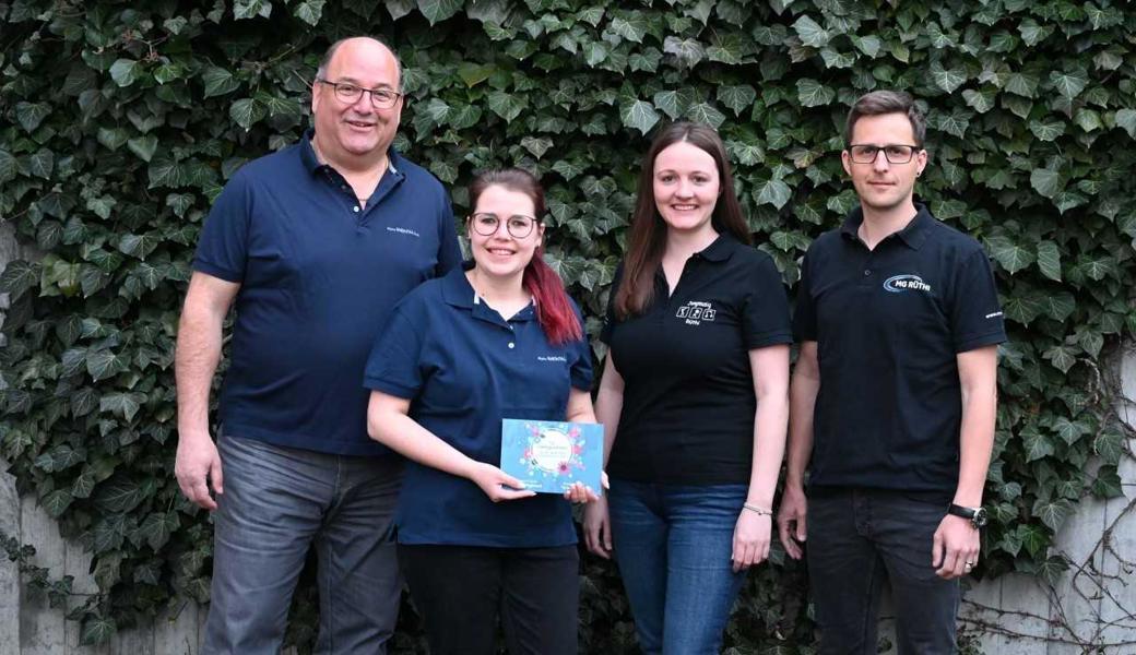 Die Alpha Rheintal Bank verlängert  das Sponsoring (v. l.): Roger Baumgartner (ARB), Katja Ammann, Fabienne Loser (Jungmusik),  Präsident Alexander Bösch (MGR). 