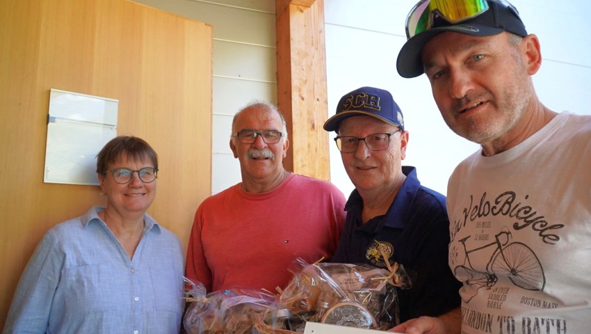 Scuols Gemeindepräsidentin Aita Zanetti ehrte die Camp-Organisatoren.