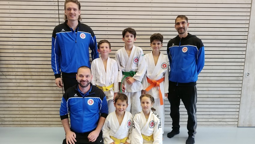 Hinten (v.l.): Andri Halter, Nils Müller, Fabio Nägeli, Jed Belazi, Sascha Walker. Vorne (v.l.): Andreas Kamber, Luca Zuberbühler, Samara Walker.