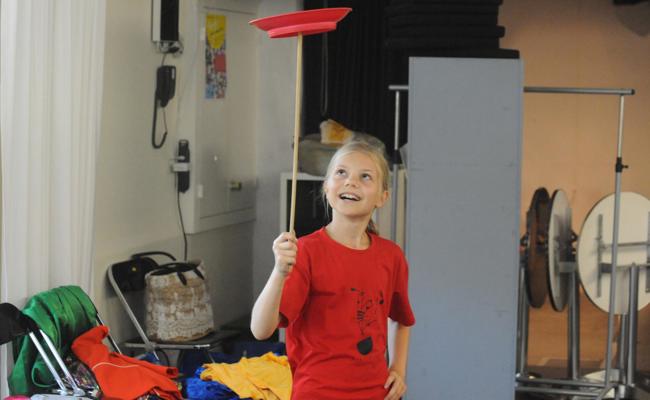Kinder machen das Diogenes-Theater zum Zirkus