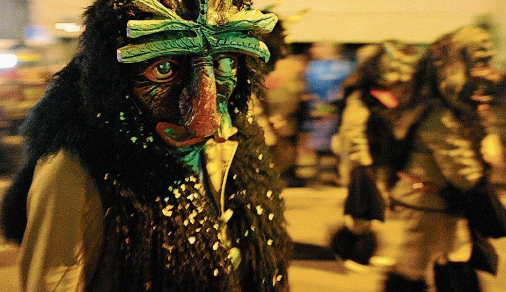 So hat man sich vielleicht früher die Naturdämonen des Winters vorgestellt. Mitglieder der Arboner Holzmaskenzunft.