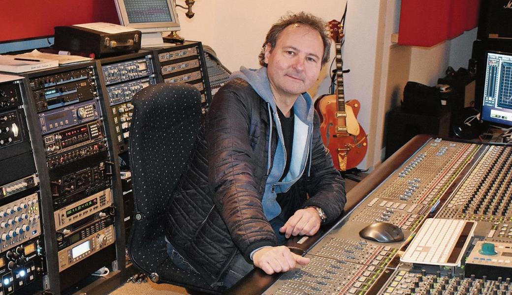 In einem Tonstudio in Winterthur hat Jürg Loser «Kräbele» und «Chum Häla Häla» abgemischt und endbearbeitet. 