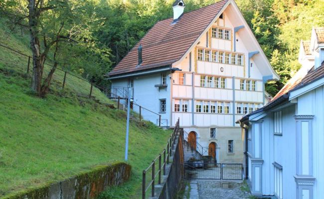 Stolze Schönheit im tiefen Tobel