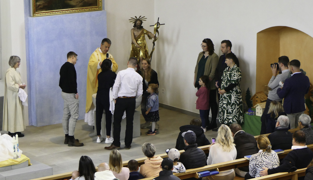 Während des Gottesdienstes fanden auch zwei Taufen statt.     (Bild: Jasmin Steiger)