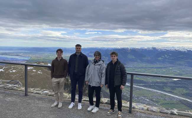 Gipfeltreffen auf dem Hohen Kasten: Internationale Talente treten in Dialog mit lokalen Führungskräften