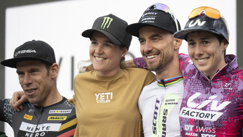 Abschied auf grosser Bühne (v.l): Thomas Litscher, Camille Balanche, Nino Schurter, Linda Indergand.