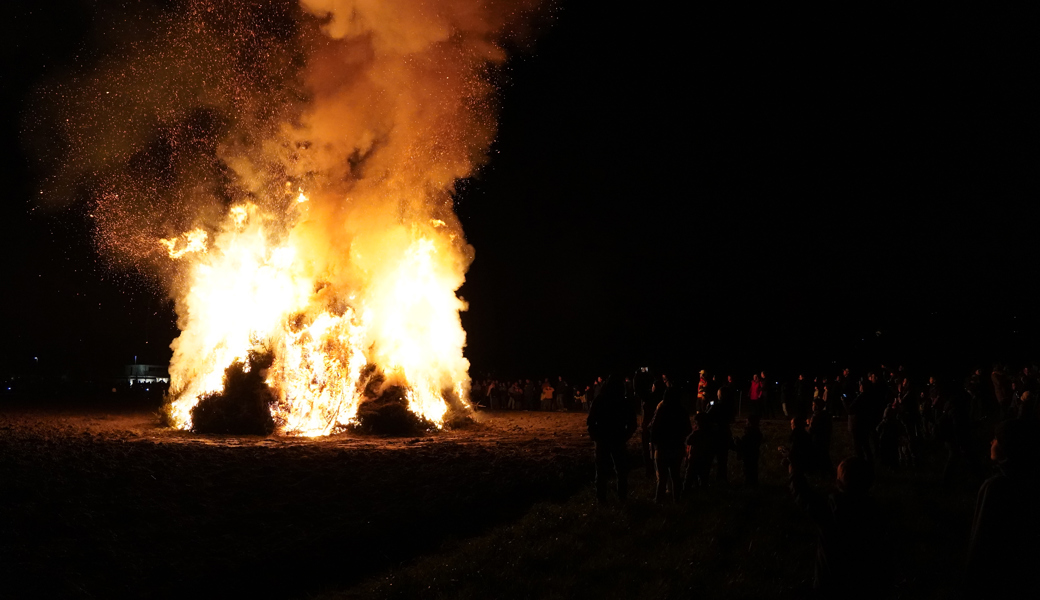 Rund 1000 Besucherinnen und Besucher warten gespannt auf den Knall am Auer Funkensonntag. 
