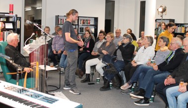 Volle Bibliothek beim "Whisky Trail" - mit Kriminalgeschichten und Musik