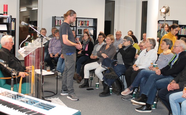 Volle Bibliothek beim "Whisky Trail" - mit Kriminalgeschichten und Musik