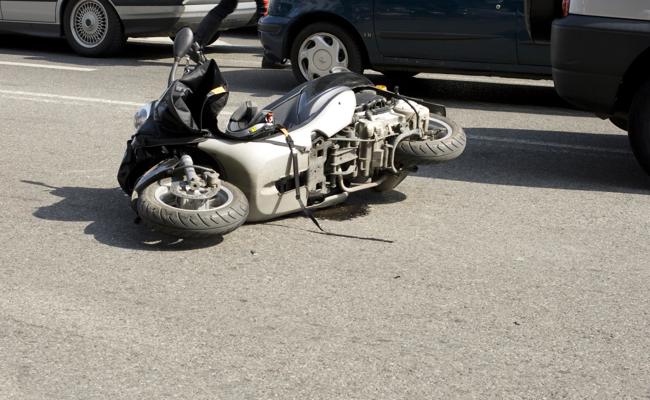 Rollerfahrer von Bremsmanöver überrascht