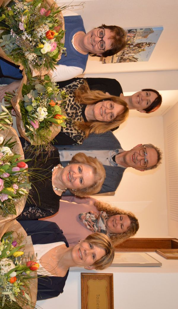 Die Abgetretenen v.li.n.re.: Brigitte Haltiner, Uschi Frei, Waltraud Kobler, Edith Langenegger (Es fehlen Véronique Dietsche und Angie Lüchinger). Hintere Reihe: Die neuen Kirchenrätinnen Carmen Heierli und Sonja Tobler mit Kirchenpräsident Urs Wüst