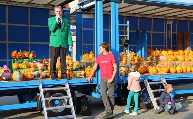 Körbsafäscht färbt das Dorf orange