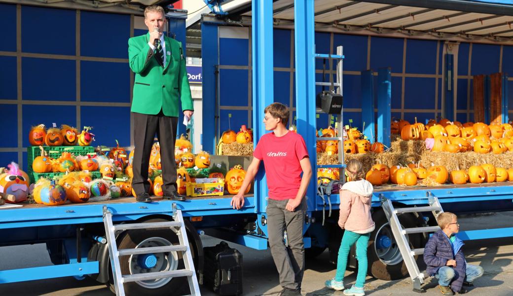 Auf dem Kürbiswagen eröffnete Gemeinderat Pascal Benz das Dorffest.