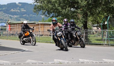 Knapp 100 Töff-Fans treffen sich auf eine Rundfahrt