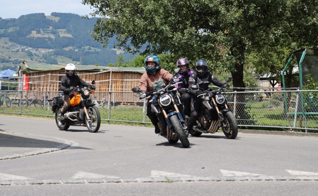 Knapp 100 Töff-Fans treffen sich auf eine Rundfahrt