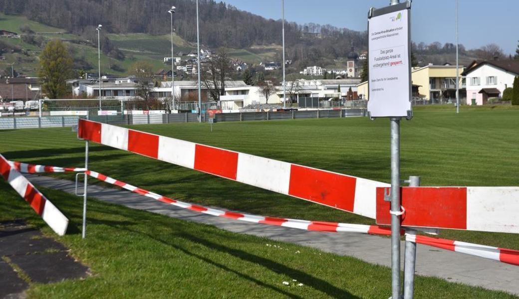 Absperrung beim Sportplatz Degern in Au.