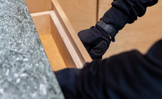 Schon wieder werden bei einem Einbruch Waffen gestohlen