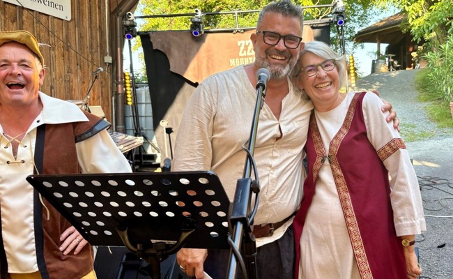 Bei Burgspielen, traditionellem Essen und Musik zeigte sich ein lebendiger Verein