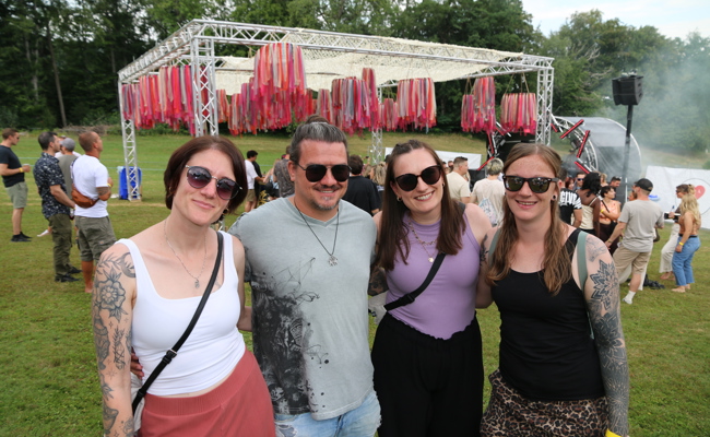 Barfuss auf der Wiese tanzen: Eine Sommerparty wie ein Tagtraum