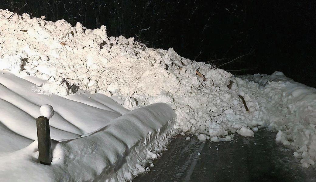 Die Lawine verschüttete die Saxerbergstrasse an zwei Stellen über insgesamt rund 60 Meter.